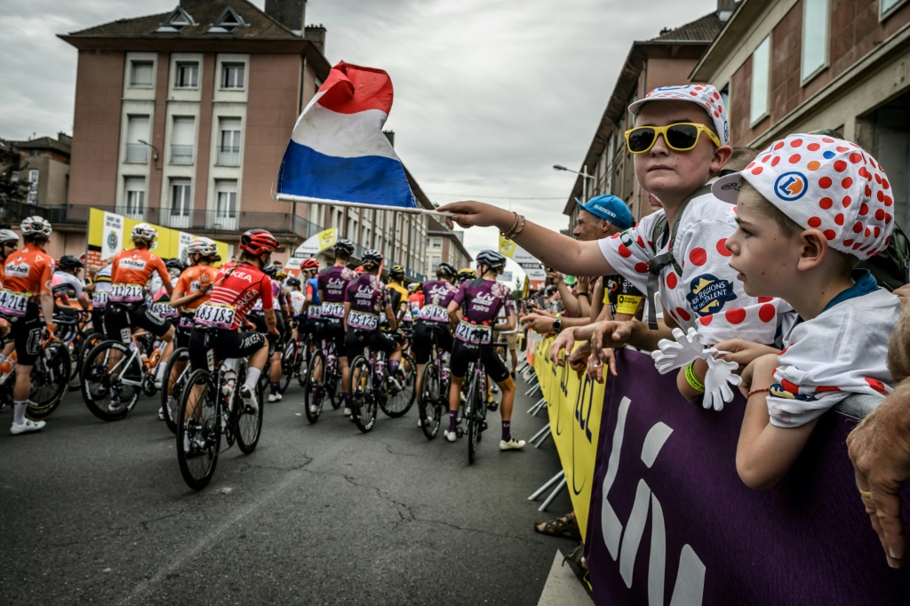 Les supporters, jeunes et adultes, nombreux au départ de la 6e édition du Tour de France femmes, à Saint-Dié, le 29 juillet 2022