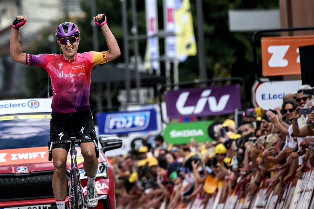 La Suissesse Marlen Reusser, victorieuse de la 4e étape du Tour de France à Bar-sur-Aube, le 27 juillet 2022 regrette l'absence du chrono