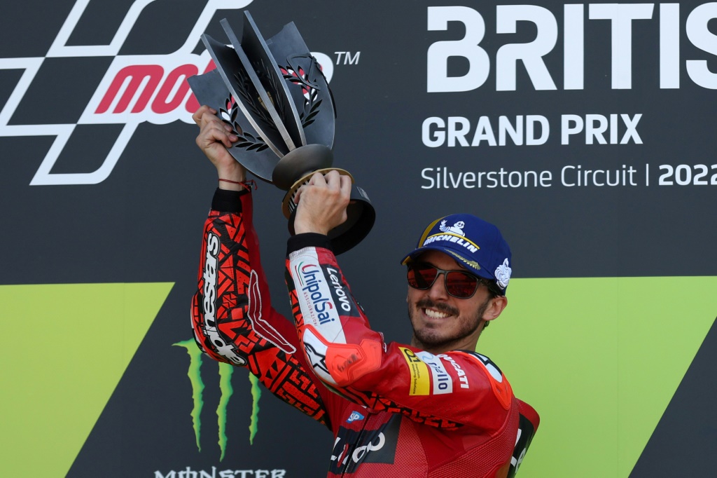 Le pilote italien Francesco Bagnaia (Ducati) soulève le trophée du vainqueur au Grand Prix MotoGP de Grande-Bretagne à Silverstone (Angleterre) le 7 août 2022