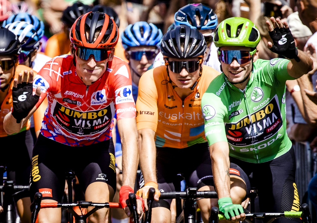 L'ancien porteur du maillot rouge de leader Robert Gesink (à gauche), au côté du maillot vert Primoz Roglic (à droite), lors de la 2e étape du Tour d'Espagne samedi aux Pays-Bas.