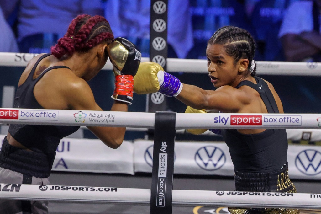 La Britannique d'origine somalienne Ramla Ali (d) affronte la Dominicaine Crystal Nova lors d'un combat de boxe à la King Abdullah Sports City Arena, à Jeddah, en Arabie Saoudite, le 20 août 2022