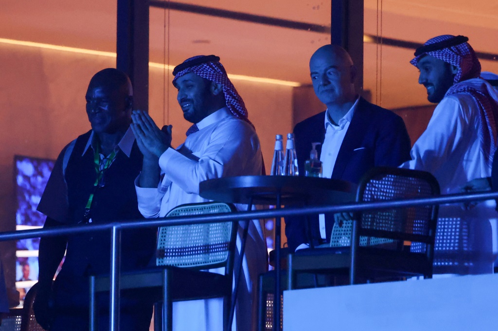 Le prince héritier saoudien Mohammed ben Salman (2e à gauche) avec le président de la FIFA Gianni Infantino (2e à droite) à la King Abdullah Sports City Arena, à Jeddah, en Arabie Saoudite, le 20 août 2022