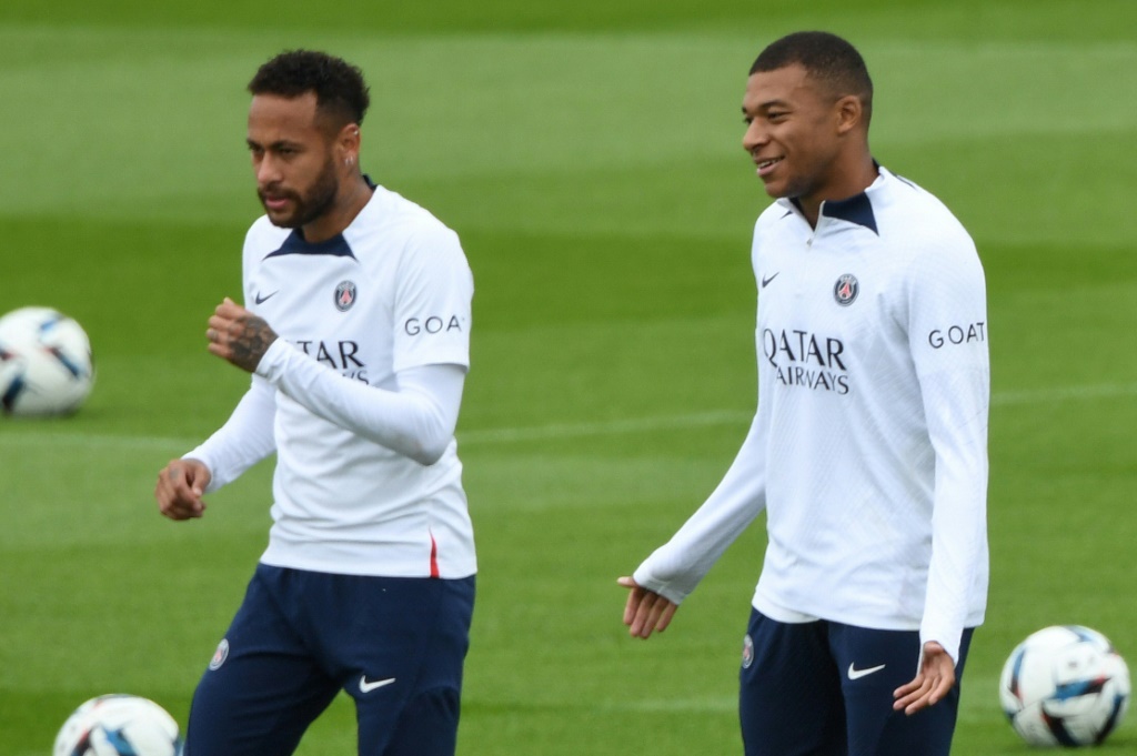 Les attaquants du PSG Neymar et Kylian Mbappé lors d'un entraînement, le 19 août 2022 à Saint-Germain-en-Laye