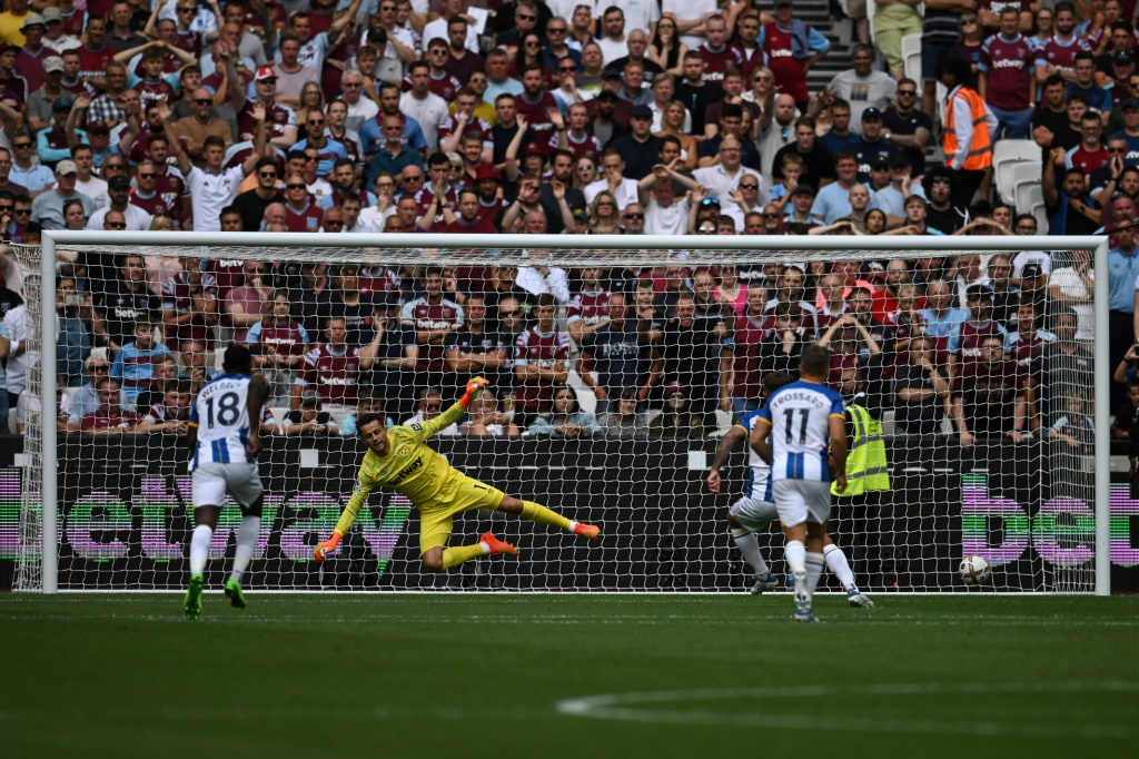 Le gardien de West Ham Lukas Fabianski s'incline sur un penalty d'Alexis Mac Allister pour Brighton à Londres, le 21 août 2022