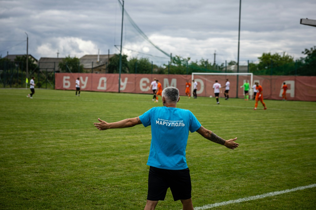 L'entraîneur du FSC Marioupol donne ses consignes lors d'un match de préparation entre le FSC Marioupol et le FC Nyva, à Demydiv, à 20 km au nord du Kiev, le 20 août 2022