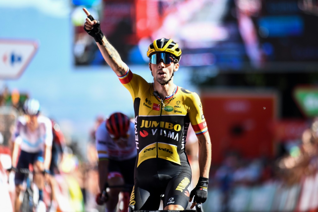 Le Slovène Primoz Roglic célèbre sa victoire dans la 4e étape du Tour d'Espagne, le 23 août 2022 à Laguardia.