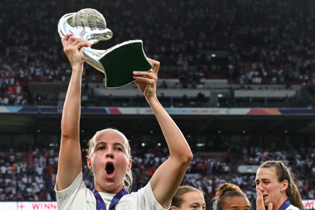 L'attaquante anglaise Beth Mead soulève le trophée de l'Euro 2022, le 31 juillet 2022 à Wembley