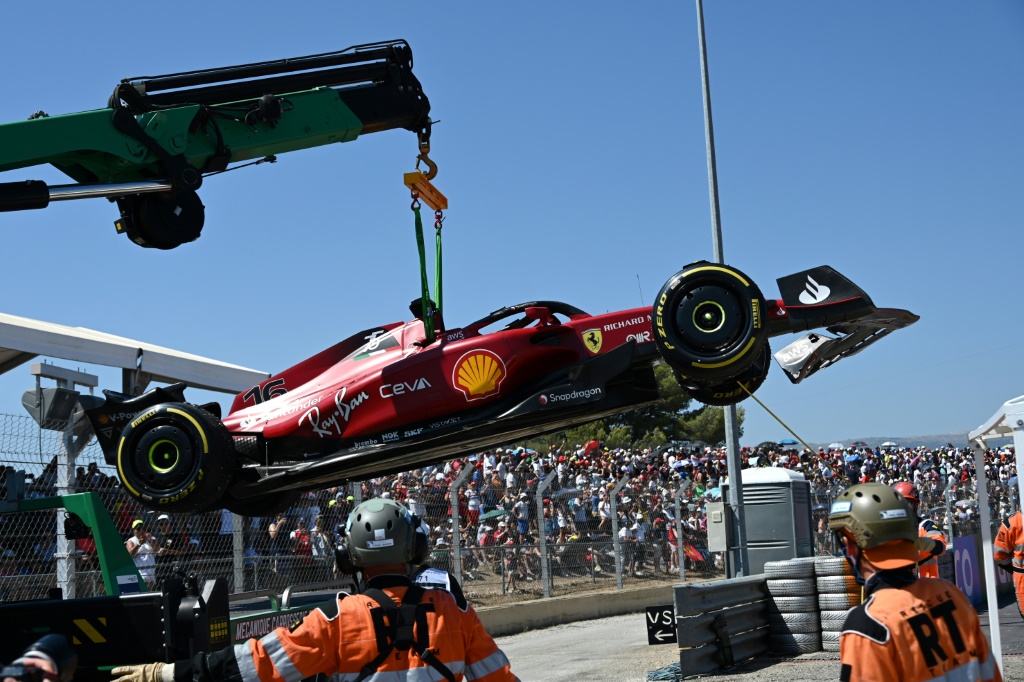 La voiture du pilote monégasque de Ferrari Charles Leclerc est évacuée après son accident lors du Grand Prix de France de Formule 1, au Castellet, le 24 juillet 2022