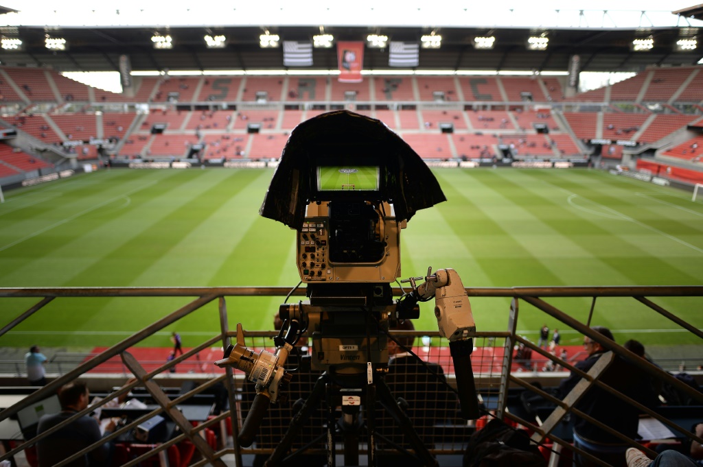 Une caméra de télévision le 15 août 2015 au Roazhon Park de Rennes avant un match de Ligue 1 face à Montpellier. Les matches en nocturne sont les principaux en termes d'audiences TV