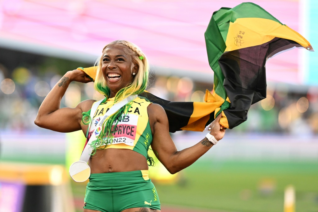 La sprinteuse jamaïcaine Shelly-Ann Fraser-Pryce célèbre son titre de championne du monde du 100 m à Eugene, aux Etats-Unis, le 17 juillet