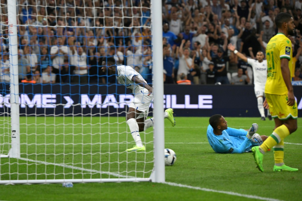 Le défenseur congolais de Marseille Chancel Mbemba inscrit le premier but de son équipe lors du match de L1 entre l'Olympique de Marseille et le FC Nantes au Stade Vélodrome, le 20 août 2022