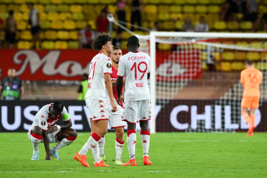 Les joueurs de l'équipe de Monaco réagissent après leur défaite le 15 septembre 2022 face à l'équipe turque de Ferencvaros lors du match du Groupe H de la Ligue Europa à Monaco.