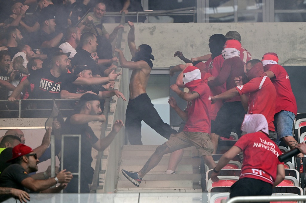 Des supporters de Nice (g) et de Cologne s'affrontent avant le coup d'envoi du match de Ligue Europa Conférence