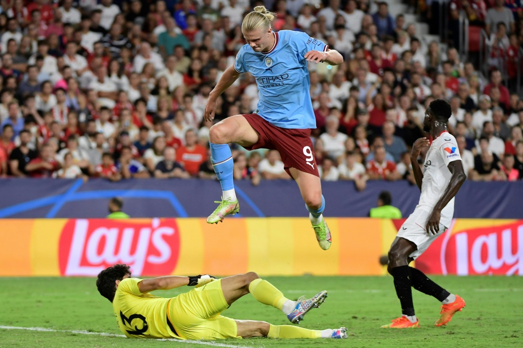 L'attaquant norvégien de Manchester City Erling Haaland (en haut) lors de la victoire sur la pelouse du FC Séville en Ligue des champions