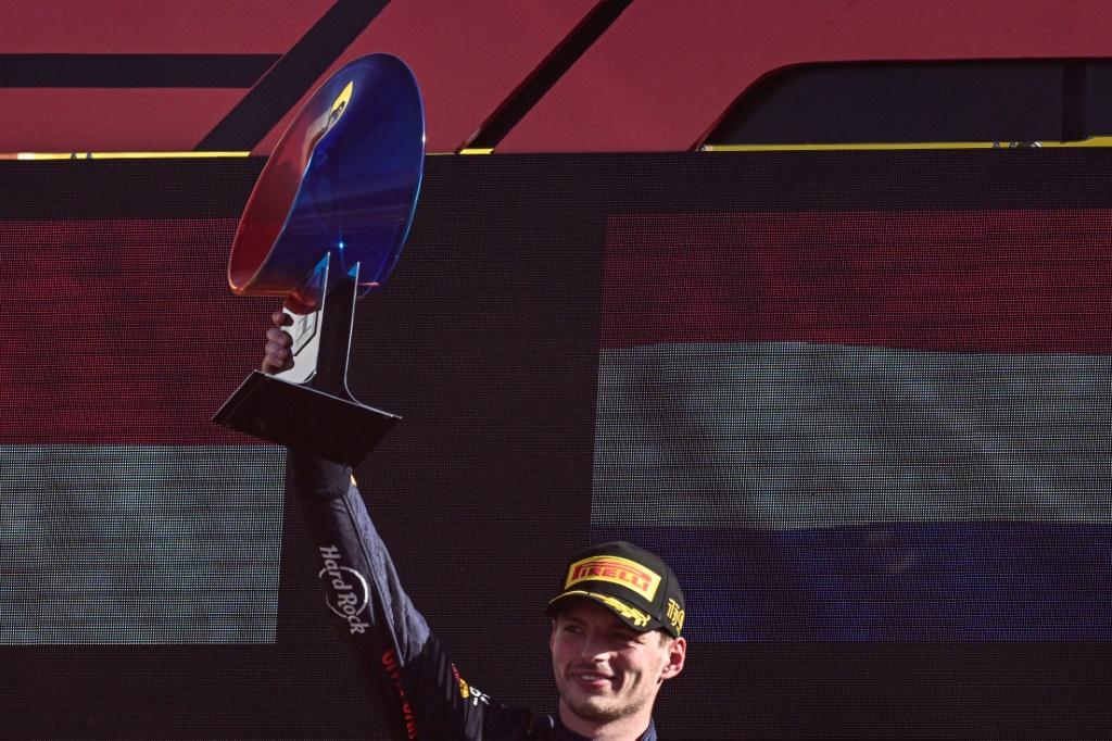 Le pilote néerlandais de l'écurie Red Bull Max Verstappen célèbre sa victoire au Grand Prix de Formule 1 de Monza le 11 septembre 2022