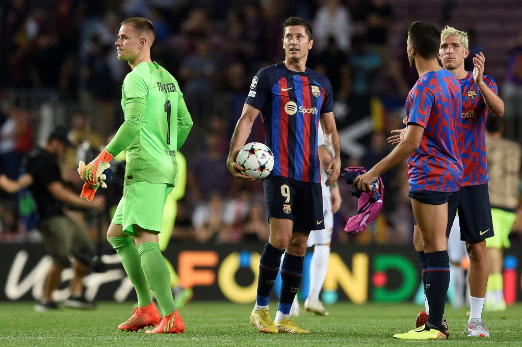 Le buteur Robert Lewandowski rentre avec le ballon du match après avoir marqué un triplé pour le Barça contre Plzen au Camp Nou