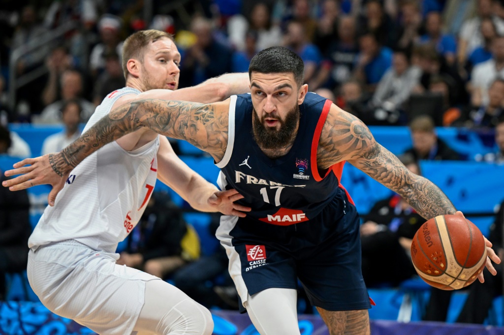 Le Français Vincent Poirier (d) contre la Pologne en demi-finale de l'Eurobasket