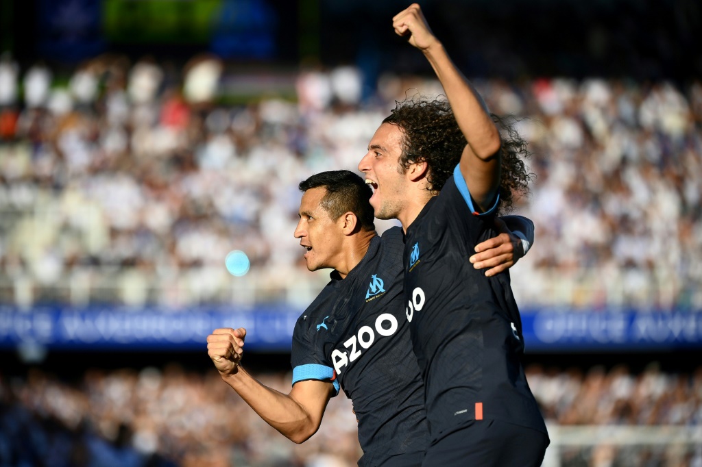 Les Marseillais Alexis Sanchez (g) et Matteo Guendouzi lors de la victoire à Auxerre