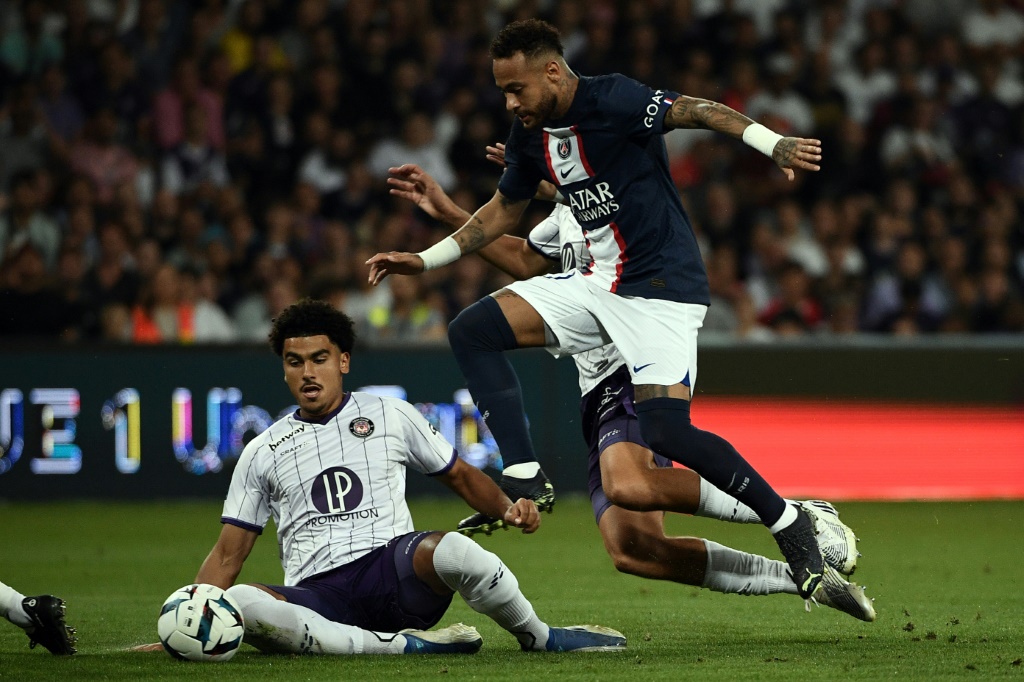 L'attaquant toulousain Zakaria Aboukhlal (g) et le Parisien Neymar (d) lors de la victoire de Paris à Toulouse en Ligue 1 mercredi 31 août
