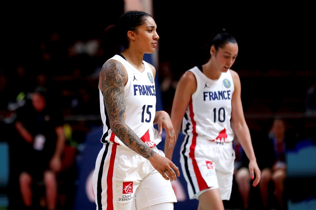 La Française Gabby Williams (g.) quitte le parquet lors du match du groupe B de la Coupe du monde féminine de basket-ball entre la France et le Canada à Sydney le 23 septembre 2022