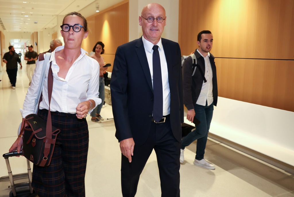 Le président de la Fédération française de rugby Bernard Laporte (d et son avocate Me Fanny Colin arrivent au tribunal des Batignoles