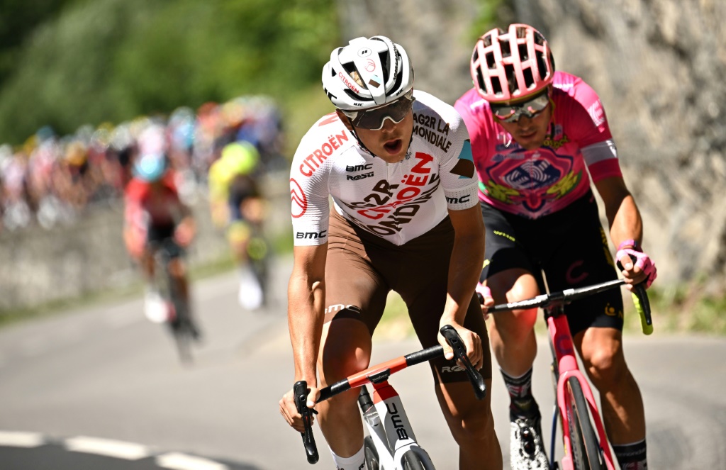 Le coureur français Benoit Cosnefroy (G) lors de la 10e étape du dernier Tour de France