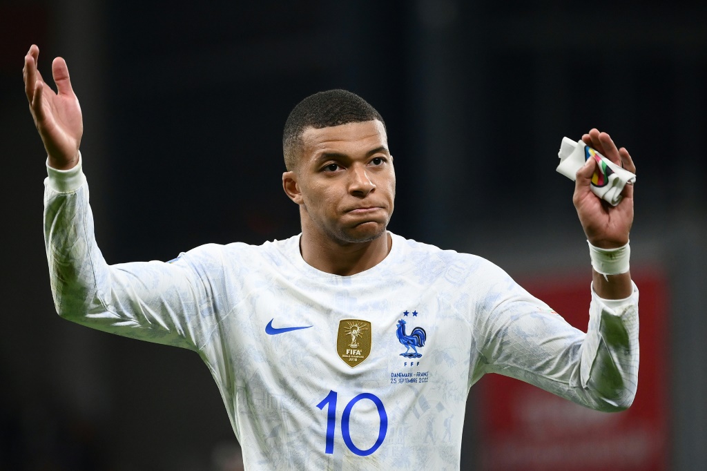 L'attaquant français Kylian Mbappé réagit après le match de la Ligue des nations entre le Danemark et la France à Copenhague