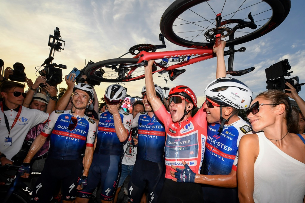 La joie de Remco Evenepoel au milieu de ses équipiers après l'arrivée du Tour d'Espagne