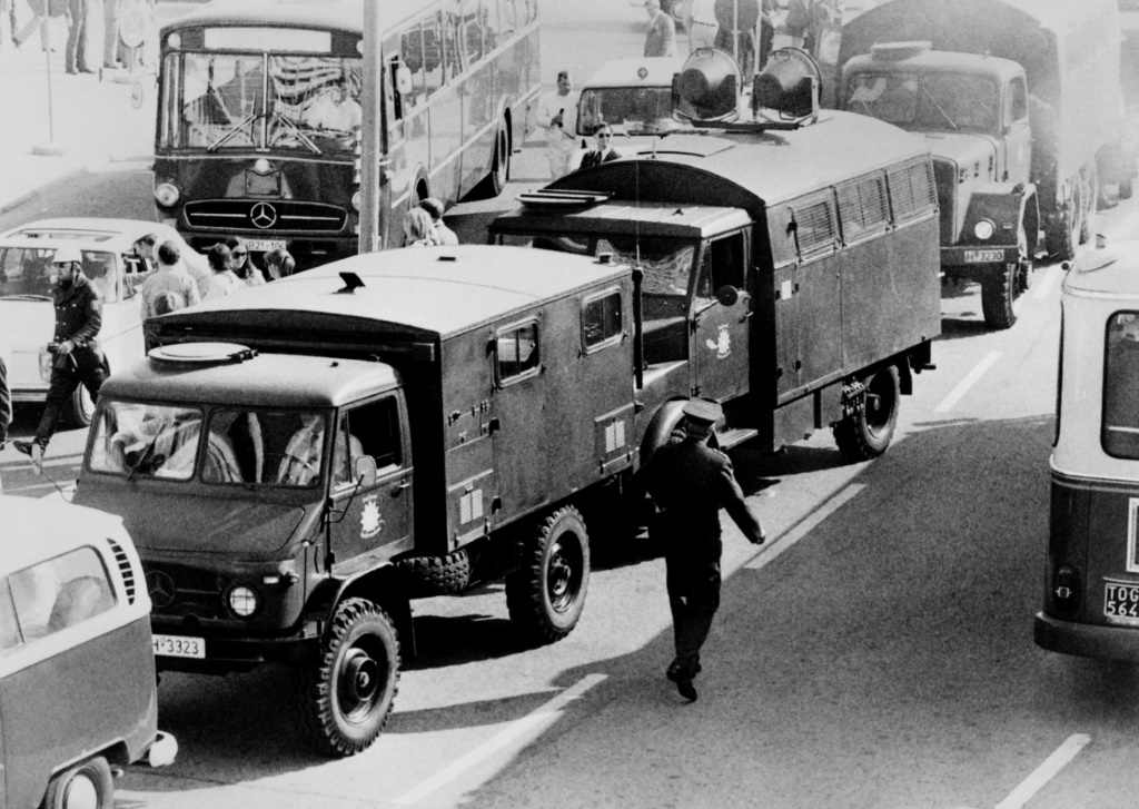 Des véhicules blindés arrivent au village olympique de Munich pendant une prise d'otages de sportifs israéliens par un commando palestinien