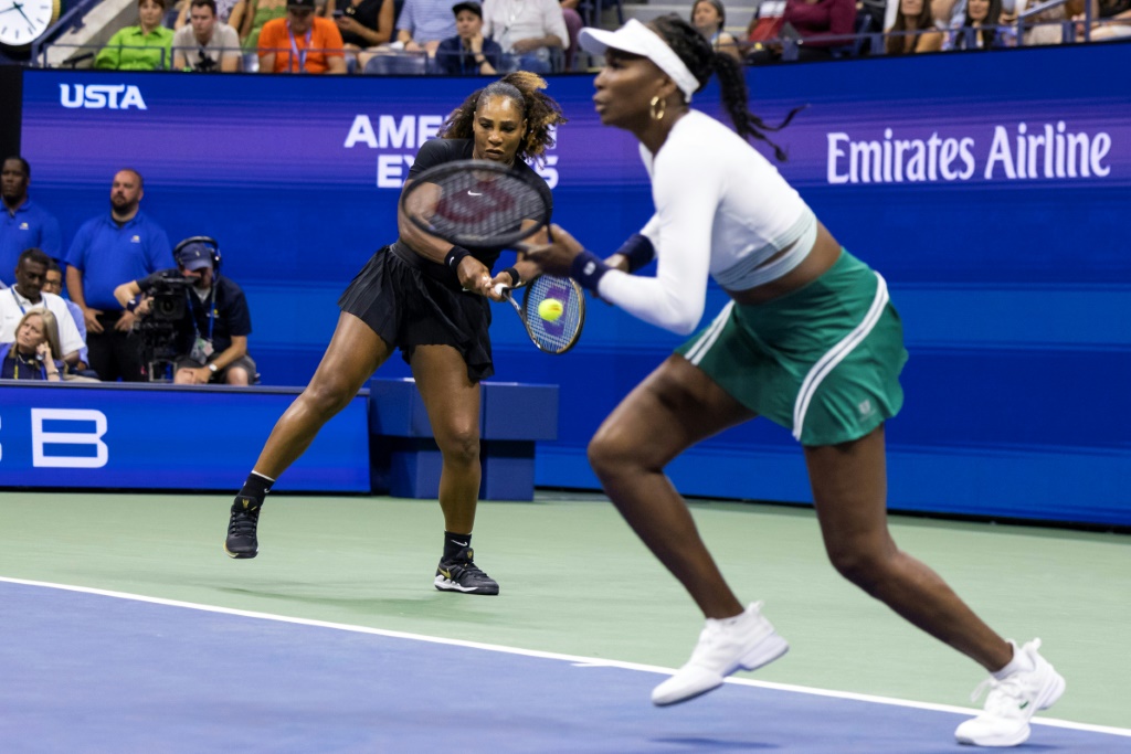 Serena Williams (gauche) et sa soeur Venus Williams à l'US Open de tennis