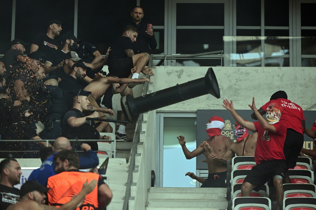 Affrontements entre supporters allemands et niçois dans une tribune de l'Allianz Riviera lors Nice-Cologne en Ligue Europa Conférence