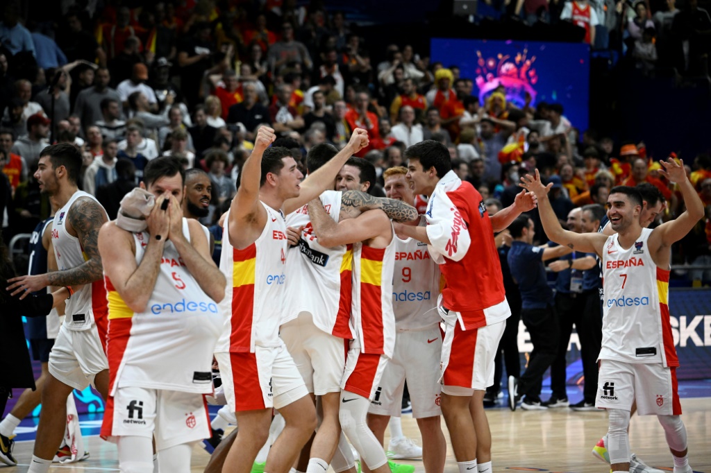 Les basketteurs espagnols célèbrent leur victoire en finale de l'Euro face à la France