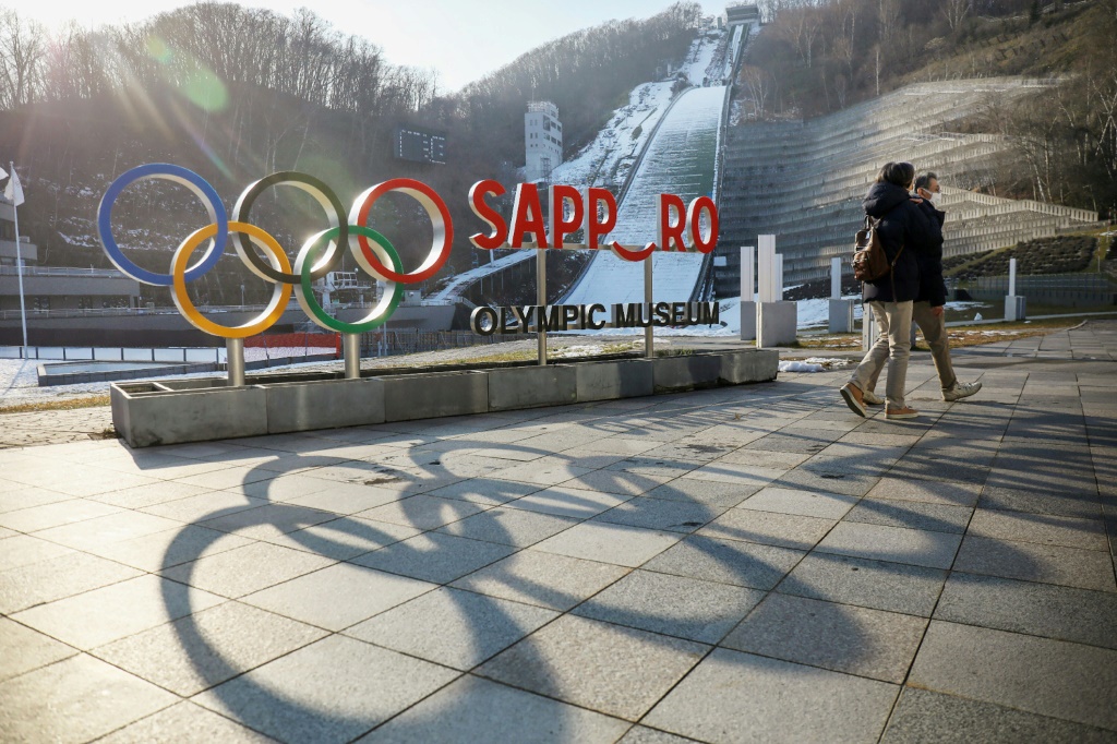 Les anneaux olympiques devant le musée olympique de Sapporo