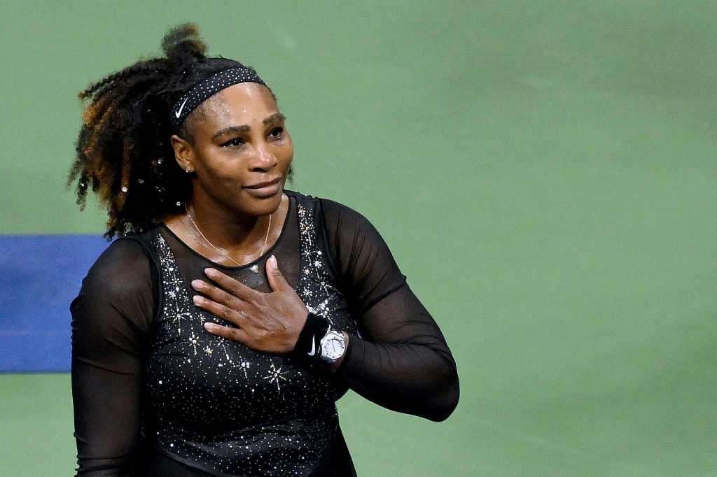 L'Américaine Serena Williams salue le public après sa défaite au 3e tour de l'US Open