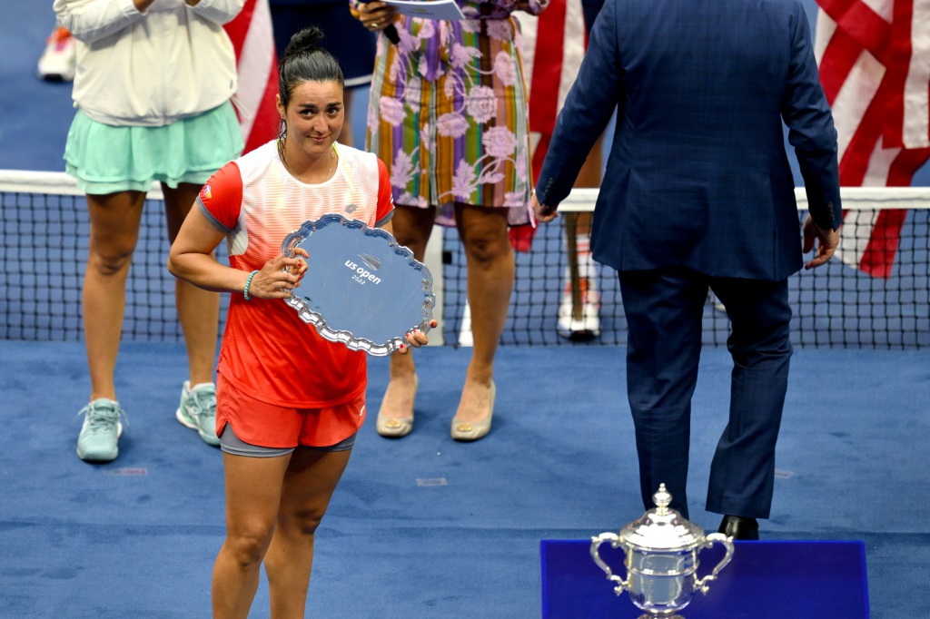 La Tunisienne Ons Jabeur lors de la cérémonie au terme de sa finale de l'US Open perdue contre la Polonaise Iga Swiatek