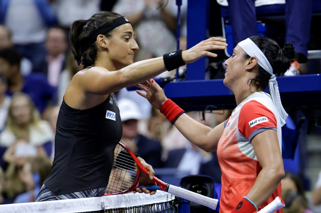 La Tunisienne Ons Jabeur (à droite) salue la Française Caroline Garcia à l'issue de leur match de demi-finale de l'US Open