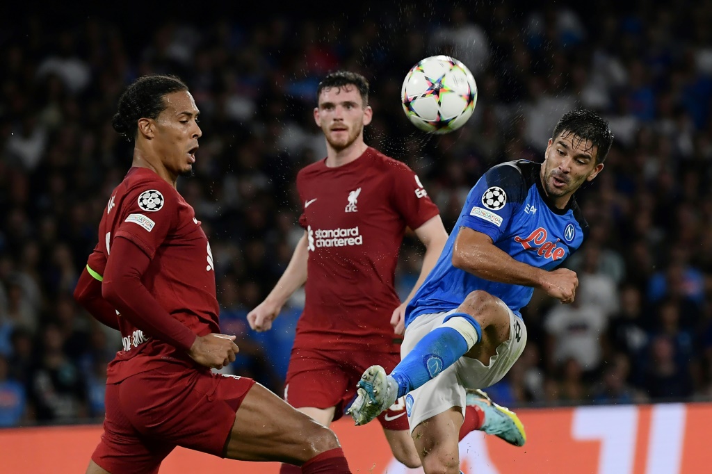 Virgil van Dijk (g) et la défense de Liverpool restent sur une défaite humiliante en Ligue des champions à Naples