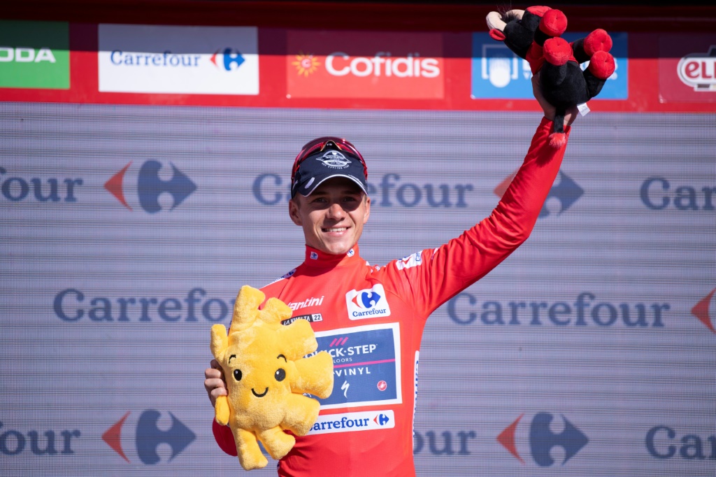 Le Belge Remco Evenepoel célébrant son maillot rouge de leader à l'arrivée de la 15e étape de la Vuelta