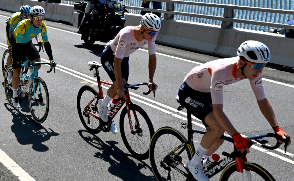 Le Néerlandais Mathieu van der Poel (C) peu après le départ de la course en ligne des championnats du monde de cyclisme