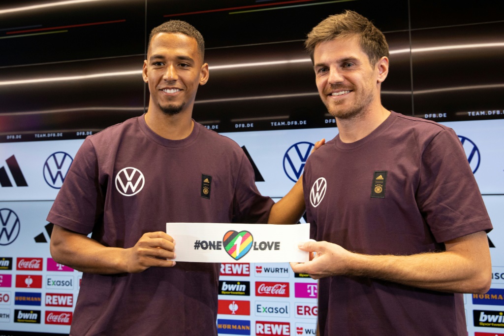 Les footballeurs allemands Thilo Kehrer (à gauche) and Jonas Hofmann (à droite) présentent le brassard pour l'inclusion pour le Mondial-2022