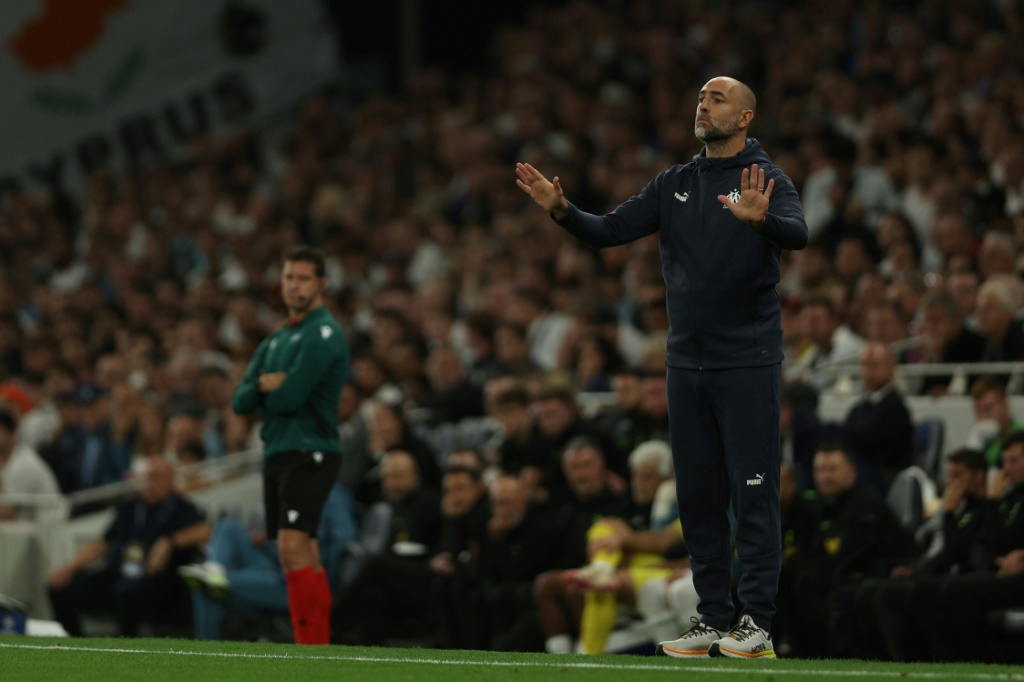 L'entraîneur marseillais Igor Tudor replace ses joueurs opposés à Tottenham en Ligue des champions à Londres