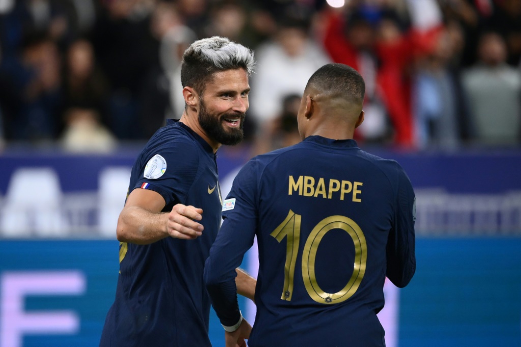Olivier Giroud (à gauche) et Kylian Mbappé après le match des Bleus contre l'Autriche à Saint-Denis