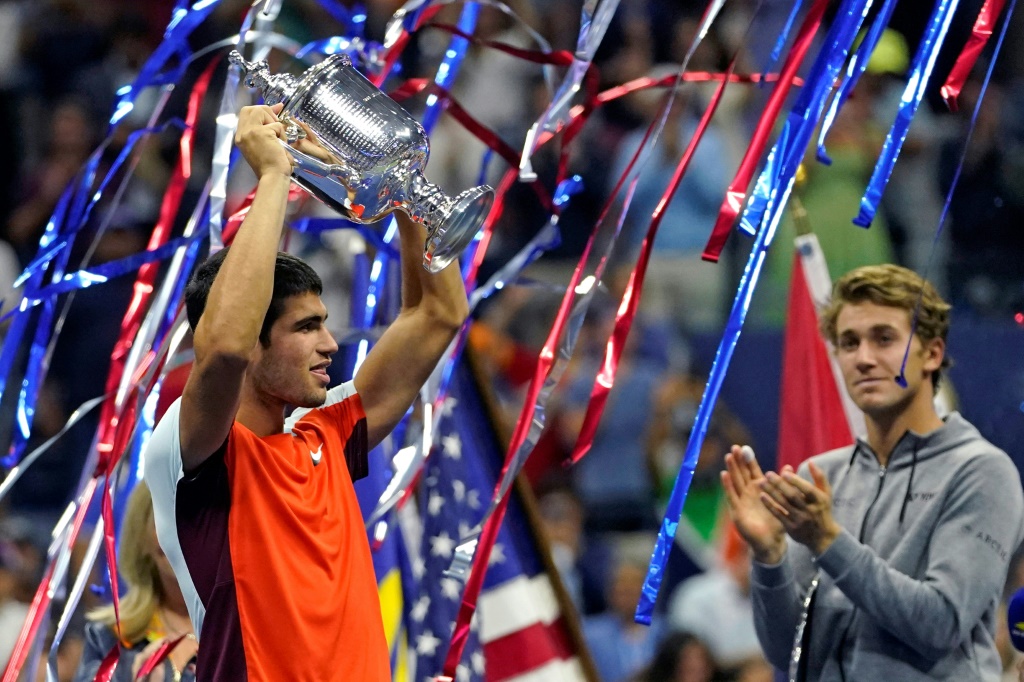 L'Espagnol Carlos Alcaraz (g) soulève le trophée de l'US Open après sa victoire en finale contre le Norvégien Casper Ruud