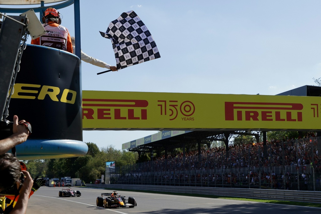 Le Néerlandais Max Verstappen (Red Bull) franchit en vainqueur la ligne d'arrivée du GP d'Italie