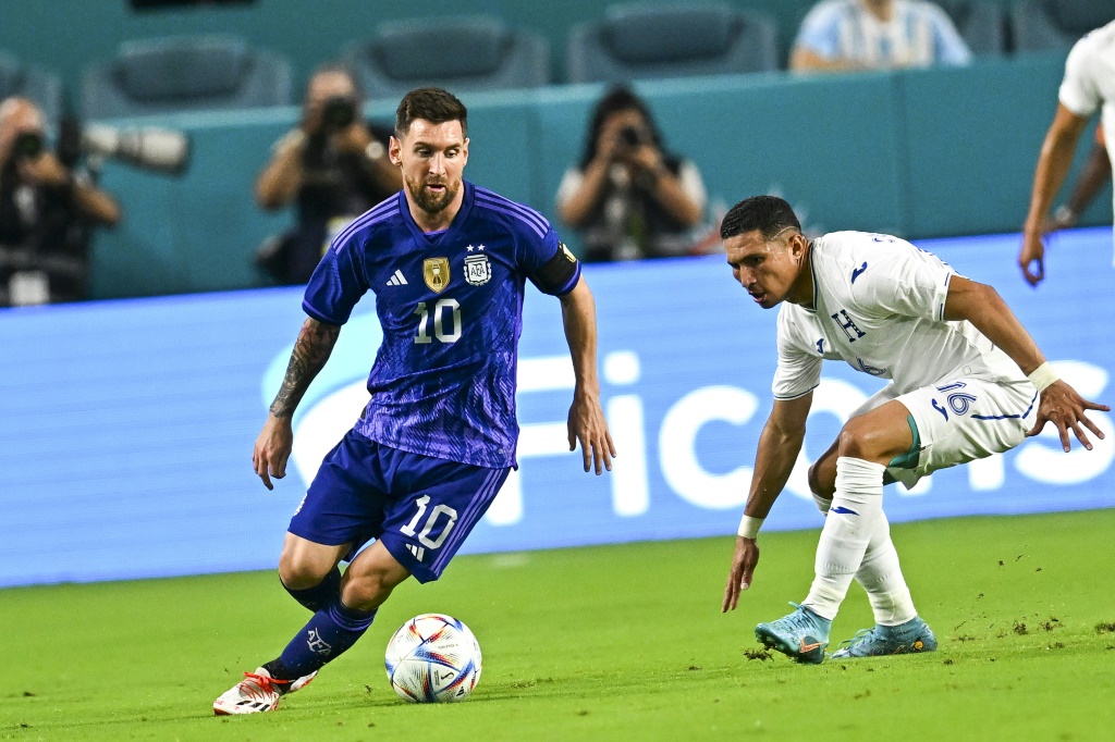 Le capitaine argentin Lionel Messi (g) près du Hondurien Hector Castellanos en match amical à Miami