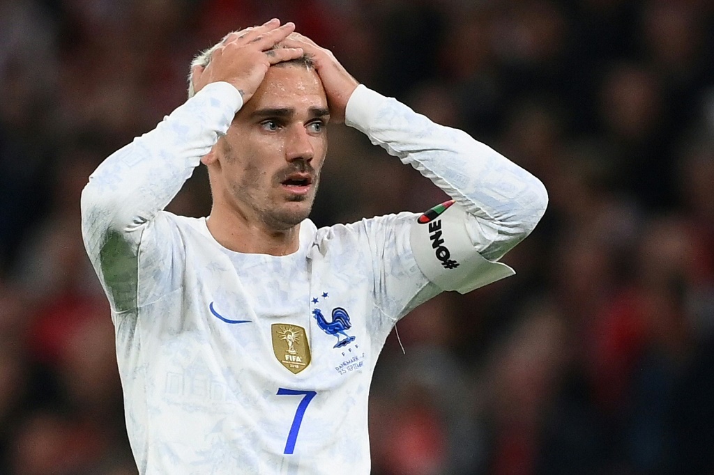 L'attaquant français Antoine Griezmann réagit après une occasion manquée lors du match de football de la Ligue des nations entre le Danemark et la France à Copenhague