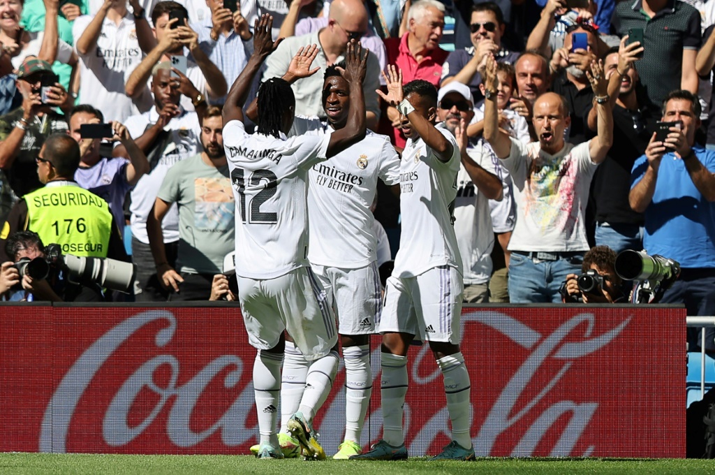 Des joueurs du Real Madrid se congratulent après le but de Vinicius contre le Bétis Séville