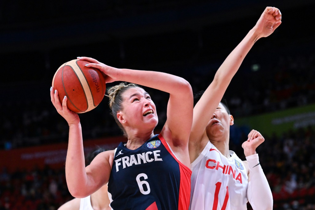 La basketteuse française Alexia Chartereau à la lutte lors du quart de finale du Mondial face à la Chine, le 29 septembre 2022 à Sydney