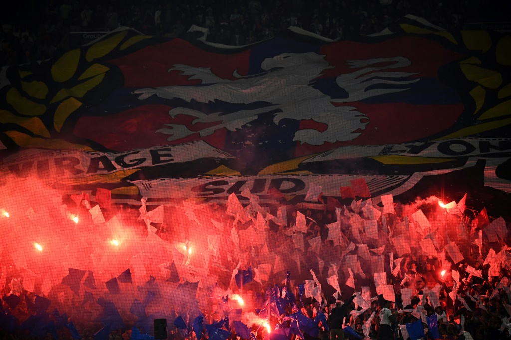 Les supporters de Lyon lors du match de l'OL contre le PSG au Groupama Stadium le 18 septembre 2022