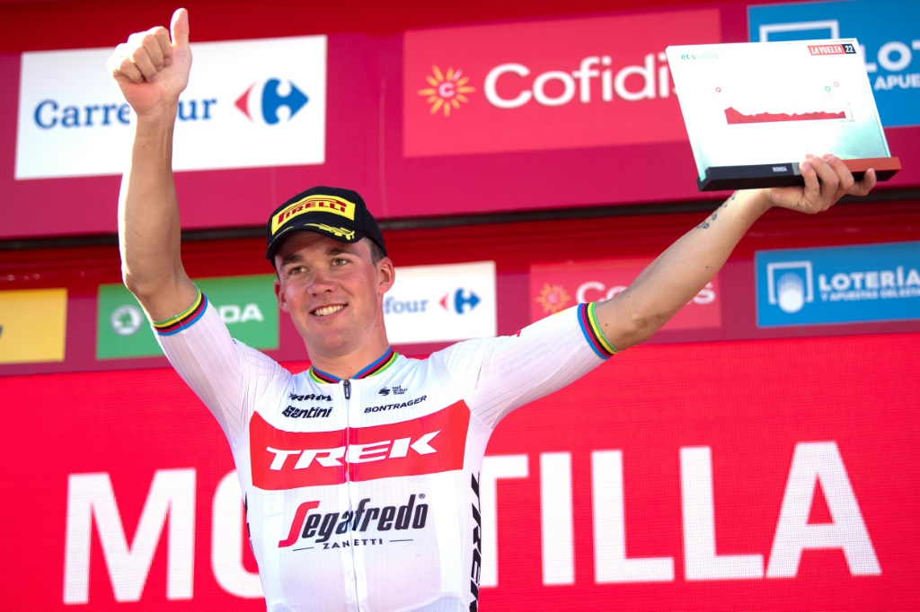 Mads Pedersen sur le podium après sa victoire dans la 13e étape du Tour d'Espagne, le 2 septembre 2022 à Montilla